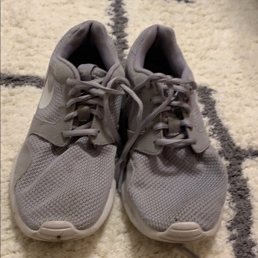 Tennis shoes